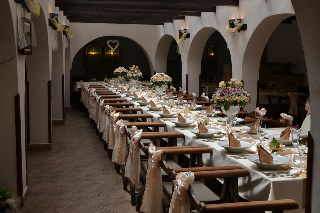 Excalibur Penzion A Restaurace Moravská Třebová Eksteriør bilde